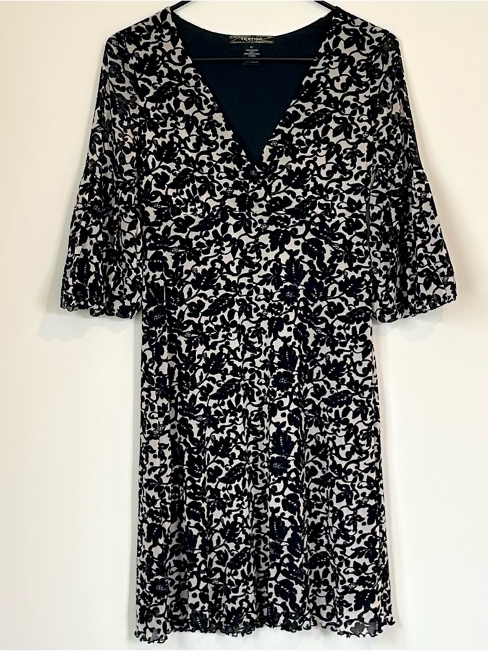 Vertigo Paris Black & White Floral V-Neck Dress - Size: Extra Small